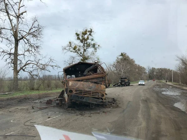 Borodjanka, Gebiet Kiew, Ukraine. 08. April 2022: Zerstörtes und ausgebranntes russisches Militärfahrzeug in Borodjanka — Stockfoto