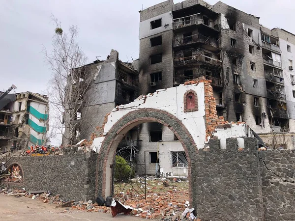 Borodyanka, región de Kiev, Ucrania. Abril 08, 2022: edificio destruido después de la ocupación rusa - foto de stock