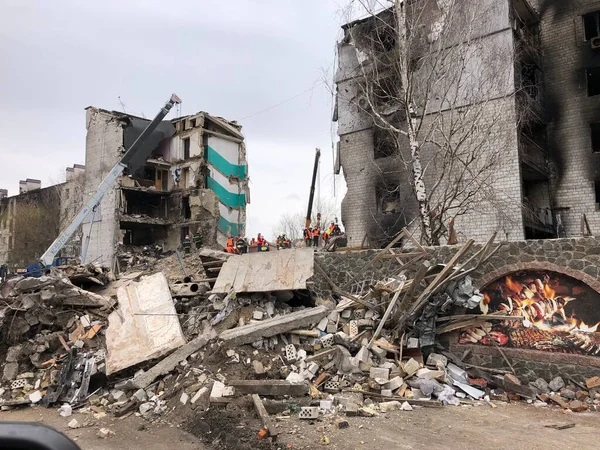 Borodjanka, Gebiet Kiew, Ukraine. 08. April 2022: zerstörtes Gebäude nach russischer Besetzung — Stockfoto