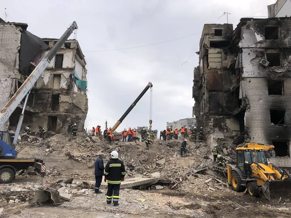 Borodyanka, região de Kiev, Ucrânia. 08 de abril de 2022: edifício destruído após a ocupação russa — Fotografia de Stock