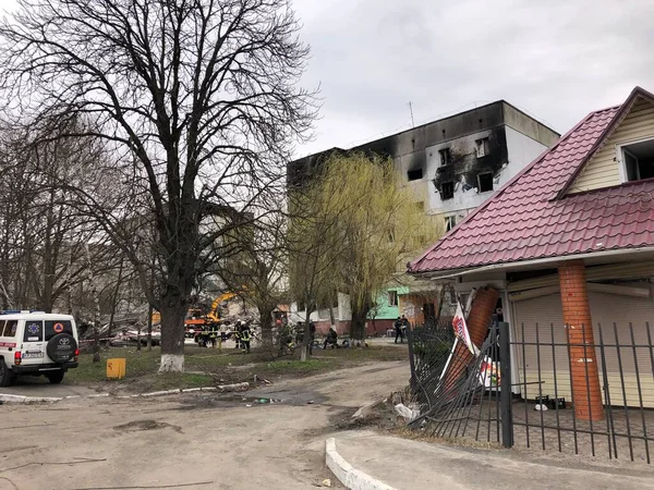Borodyanka, región de Kiev, Ucrania. 08 de abril 2022: el devastado pueblo de Borodyanka, recientemente liberado de los rusos - foto de stock