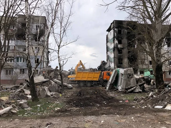 Бородянка, Киевская область, Украина. 08 апреля 2022 года: разрушенное здание после российской оккупации — стоковое фото