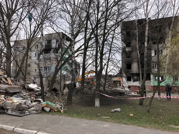 Borodjanka, Gebiet Kiew, Ukraine. 08. April 2022: zerstörtes Gebäude nach russischer Besetzung — Stockfoto