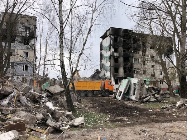 Borodyanka, región de Kiev, Ucrania. Abril 08, 2022: edificio destruido después de la ocupación rusa - foto de stock