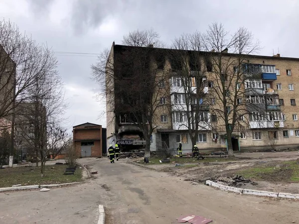 Borodyanka, região de Kiev, Ucrânia. 08 de abril de 2022: edifício destruído após a ocupação russa — Fotografia de Stock