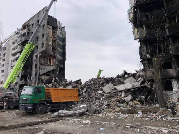 Borodyanka, región de Kiev, Ucrania. Abril 08, 2022: edificio destruido después de la ocupación rusa - foto de stock