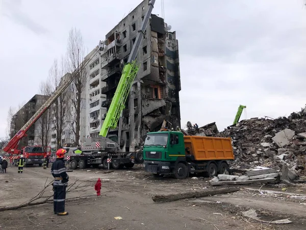 Borodyanka, región de Kiev, Ucrania. Abril 08, 2022: edificio destruido después de la ocupación rusa - foto de stock