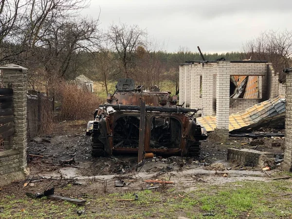 Borodyanka, región de Kiev, Ucrania. 08 de abril 2022: destrucción y extinción del vehículo militar ruso en Borodyanka — Stock Photo