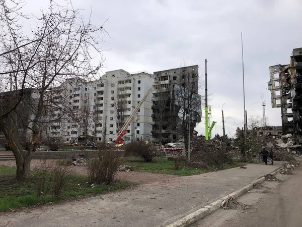 Borodyanka, região de Kiev, Ucrânia. 08 de abril de 2022: edifício destruído após a ocupação russa — Fotografia de Stock