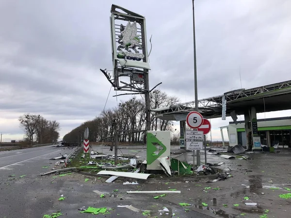 Borodyanka, región de Kiev, Ucrania. 08 de abril 2022: Estación de servicio destruida por los ocupantes rusos en Borodynka - foto de stock