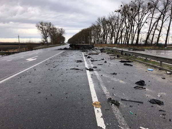 Borodyanka, região de Kiev, Ucrânia. 08 de abril de 2022: destruição e queima de veículos militares russos em Borodyanka — Fotografia de Stock