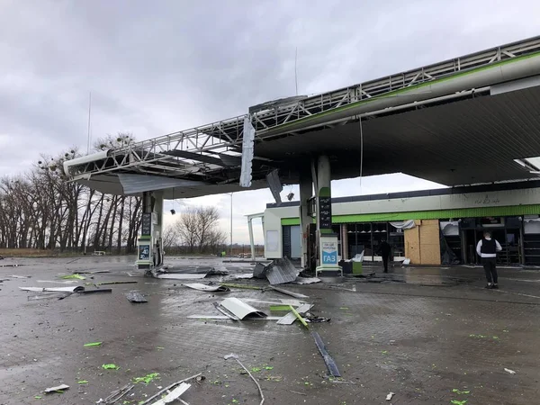 Borodyanka, región de Kiev, Ucrania. 08 de abril 2022: Estación de servicio destruida por los ocupantes rusos en Borodynka — Stock Photo