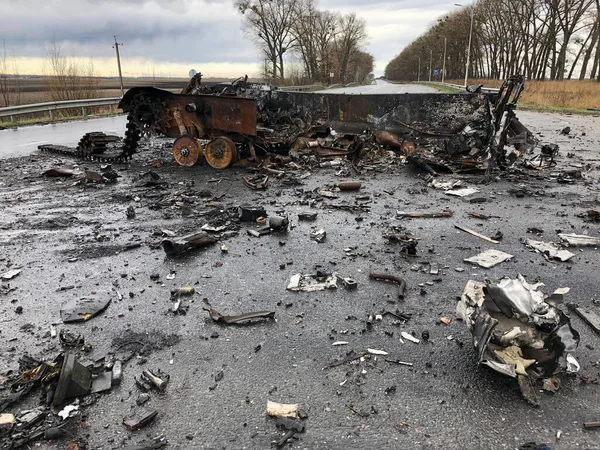 Borodyanka, região de Kiev, Ucrânia. 08 de abril de 2022: destruição e queima de veículos militares russos em Borodyanka — Fotografia de Stock