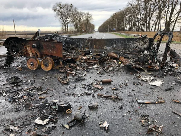 Borodyanka, région de Kiev, Ukraine. 08 avril 2022 : destruction et incendie d'un véhicule militaire russe à Borodyanka — Photo de stock