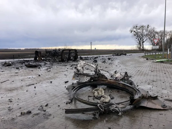 Borodyanka, région de Kiev, Ukraine. 08 avril 2022 : destruction et incendie d'un véhicule militaire russe à Borodyanka — Photo de stock