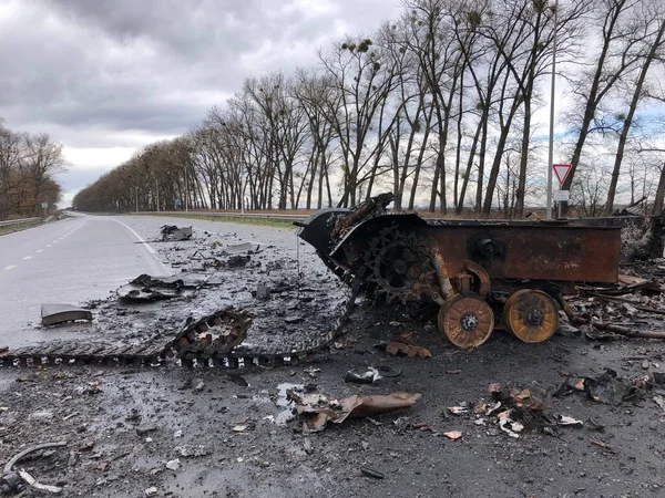 Borodyanka, região de Kiev, Ucrânia. 08 de abril de 2022: destruição e queima de veículos militares russos em Borodyanka — Fotografia de Stock