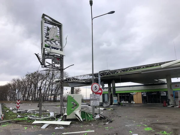 Borodyanka, região de Kiev, Ucrânia. 08 de abril de 2022: posto de gasolina destruído por ocupantes russos em Borodynka — Fotografia de Stock