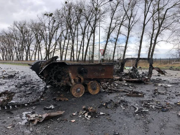 Borodyanka, regione di Kiev, Ucraina. 08 aprile 2022: distruzione e incendio del veicolo militare russo a Borodyanka — Foto stock