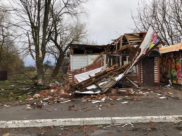 Borodyanka, región de Kiev, Ucrania. Abril 08, 2022: edificio destruido después de la ocupación rusa - foto de stock