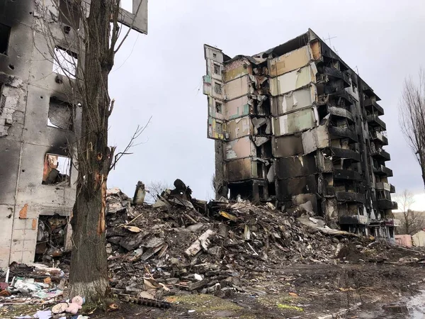 Borodyanka, región de Kiev, Ucrania. Abril 08, 2022: edificio destruido después de la ocupación rusa - foto de stock