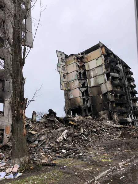 Borodjanka, Gebiet Kiew, Ukraine. 08. April 2022: zerstörtes Gebäude nach russischer Besetzung — Stockfoto