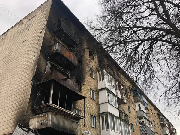 Borodyanka, regione di Kiev, Ucraina. 08 aprile 2022: edificio distrutto dopo l'occupazione russa — Foto stock