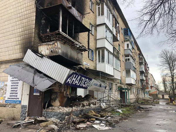 Borodyanka, región de Kiev, Ucrania. Abril 08, 2022: edificio destruido después de la ocupación rusa - foto de stock