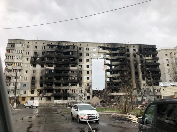 Borodyanka, región de Kiev, Ucrania. Abril 08, 2022: edificio destruido después de la ocupación rusa - foto de stock