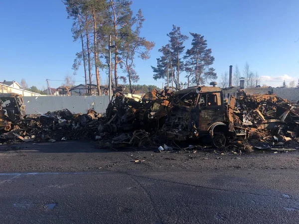 Borodyanka, região de Kiev, Ucrânia. 08 de abril de 2022: destruição e queima de veículos militares russos em Borodyanka — Fotografia de Stock