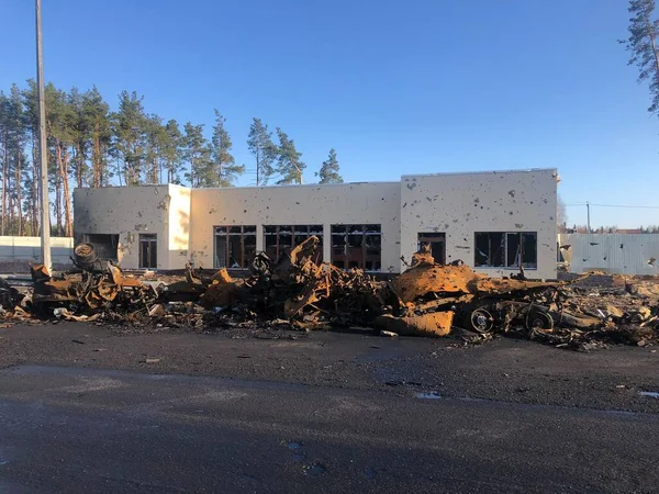 Borodyanka, região de Kiev, Ucrânia. 08 de abril de 2022: destruição e queima de veículos militares russos em Borodyanka — Fotografia de Stock