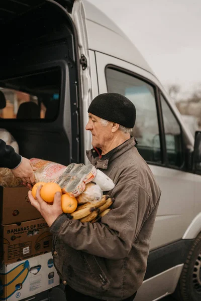 Borodjanka, Gebiet Kiew, Ukraine. 08. April 2022: Humanitäre Hilfe im befreiten Dorf Borodjanka — Stockfoto