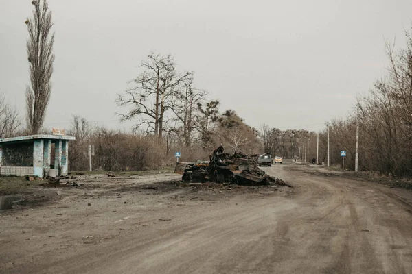 Borodyanka, região de Kiev, Ucrânia. 08 de abril de 2022: destruição e queima de veículos militares russos em Borodyanka — Fotografia de Stock