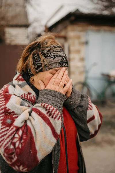 Бородянка, Киевская область, Украина. 08 апреля 2022 года: Старшая женщина в освобожденном селе Бородинка — стоковое фото
