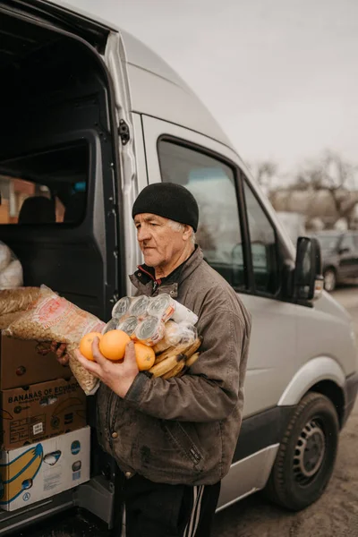 Borodjanka, Gebiet Kiew, Ukraine. 08. April 2022: Humanitäre Hilfe im befreiten Dorf Borodjanka — Stockfoto