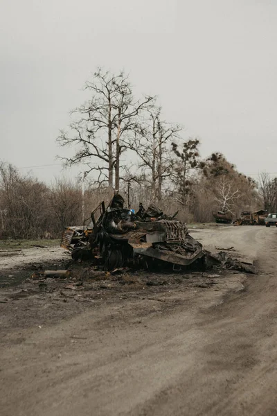 Borodyanka, região de Kiev, Ucrânia. 08 de abril de 2022: destruição e queima de veículos militares russos em Borodyanka — Fotografia de Stock