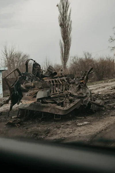 Borodyanka, región de Kiev, Ucrania. 08 de abril 2022: destrucción y extinción del vehículo militar ruso en Borodyanka - foto de stock