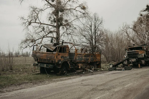 Borodyanka, région de Kiev, Ukraine. 08 avril 2022 : destruction et incendie d'un véhicule militaire russe à Borodyanka — Photo de stock