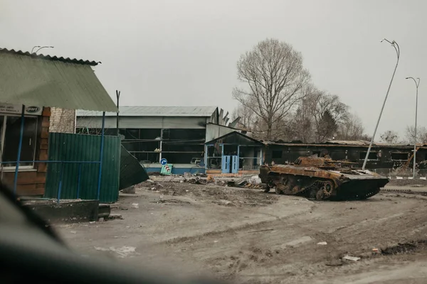 Borodyanka, región de Kiev, Ucrania. 08 de abril 2022: el devastado pueblo de Borodyanka, recientemente liberado de los rusos - foto de stock