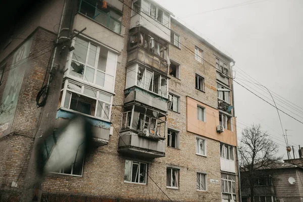 Borodjanka, Gebiet Kiew, Ukraine. 08. April 2022: zerstörtes Gebäude nach russischer Besetzung — Stockfoto