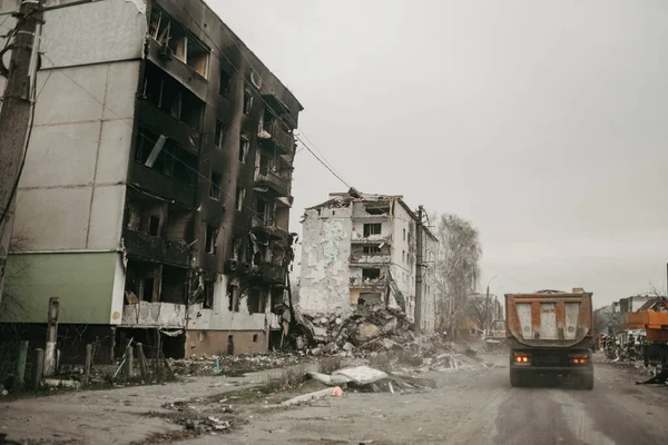 Borodjanka, Gebiet Kiew, Ukraine. 08. April 2022: zerstörtes Gebäude nach russischer Besetzung — Stockfoto