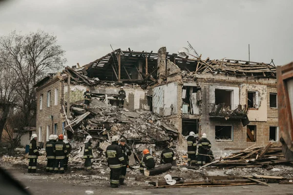 Borodjanka, Gebiet Kiew, Ukraine. 08. April 2022: zerstörtes Gebäude nach russischer Besetzung — Stockfoto