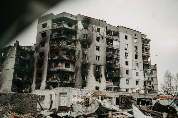 Borodyanka, región de Kiev, Ucrania. Abril 08, 2022: edificio destruido después de la ocupación rusa - foto de stock