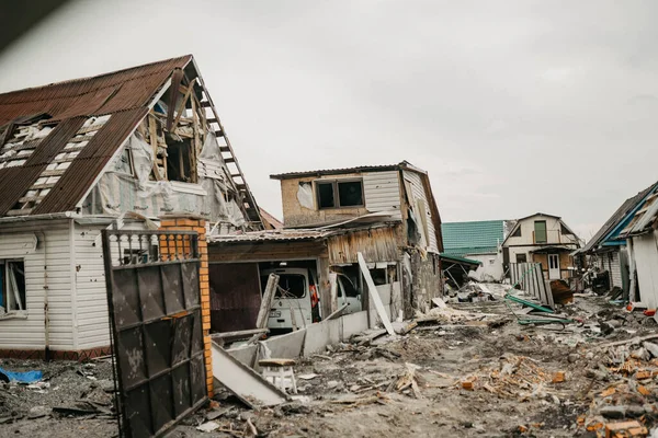 Borodyanka, región de Kiev, Ucrania. Abril 08, 2022: edificio destruido después de la ocupación rusa - foto de stock