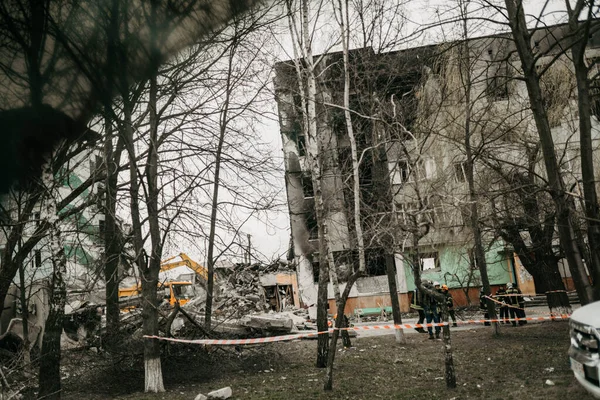 Borodjanka, Gebiet Kiew, Ukraine. 08. April 2022: zerstörtes Gebäude nach russischer Besetzung — Stockfoto