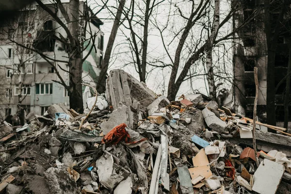 Borodjanka, Gebiet Kiew, Ukraine. 08. April 2022: zerstörtes Gebäude nach russischer Besetzung — Stockfoto