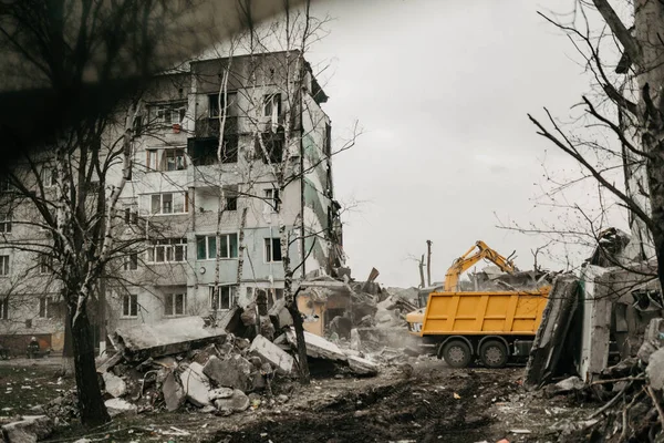 Бородянка, Киевская область, Украина. 08 апреля 2022 года: разрушенное здание после российской оккупации — стоковое фото