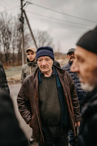 Borodyanka, regione di Kiev, Ucraina. 08 aprile 2022: Assistenza umanitaria nel villaggio liberato Borodyanka — Foto stock