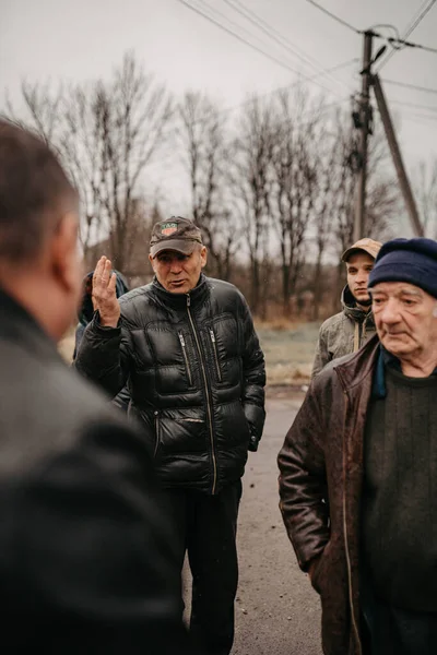 Borodyanka, região de Kiev, Ucrânia. 08 de abril de 2022: Assistência humanitária na aldeia libertada Borodyanka — Fotografia de Stock