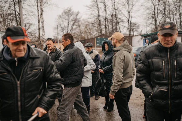Borodyanka, región de Kiev, Ucrania. 08 de abril 2022: Asistencia humanitaria en la aldea liberada Borodyanka - foto de stock