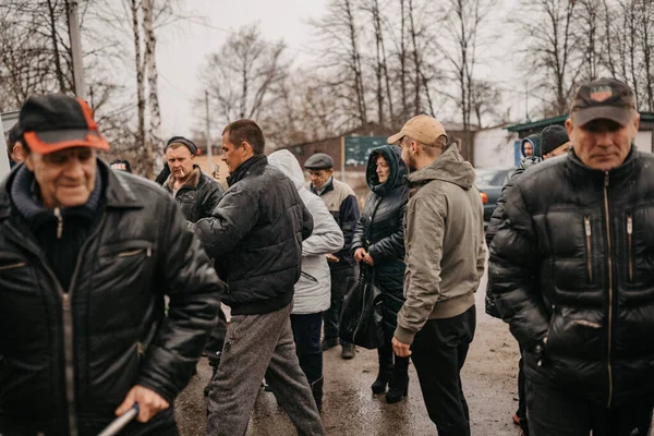 Borodjanka, Gebiet Kiew, Ukraine. 08. April 2022: Humanitäre Hilfe im befreiten Dorf Borodjanka — Stockfoto